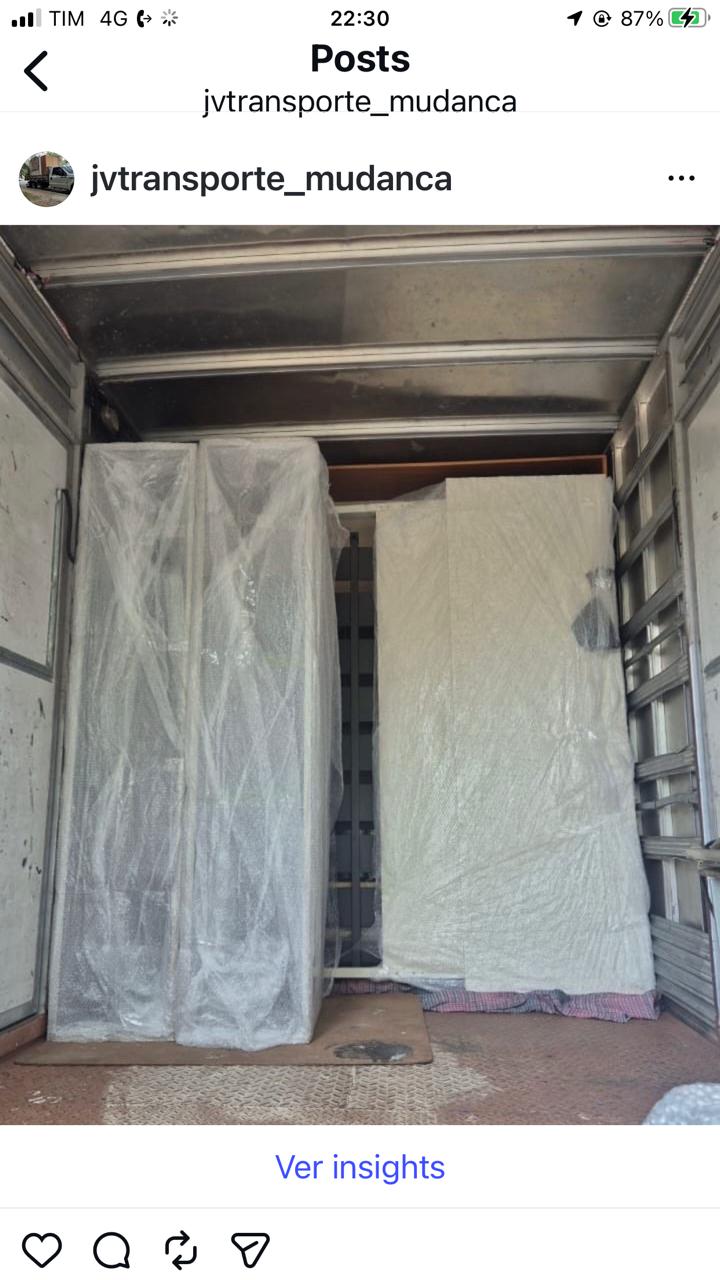 Interior do caminhão com móveis protegidos por plástico bolha